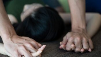 இலங்கையில் நடந்த பயங்கரம்! மகளை கள்ளக் காதலனுக்கு பங்கு போட்ட தாய்