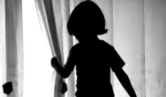 முல்லைத்தீவில் 5 வயது மகளை சரமாரியாக கத்தியால் வெட்டிய தந்தை!