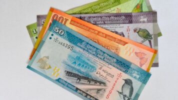 குப்பையில் வீசப்பட்ட ஒன்றரை லட்சம் ரூபாய்: கண்டுபிடித்து கொடுத்த துப்புரவு ஊழியர்கள்