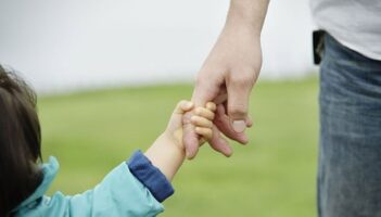 வறுமையால் தனது 5 குழந்தைகளையும் கால்வாயில் வீசிய தந்தை – விபரீத முடிவு