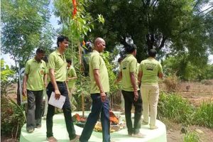 ”எந்த ஜென்மத்துக்கும் இந்த மனைவி வேண்டாம்” என, ஆலமரத்தைச் சுற்றி வந்து வழிபட்ட கணவன்மார்கள்!