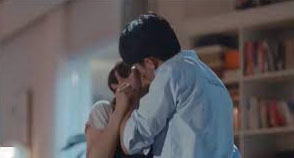 இங்கிலாந்து யுவதியை வலுக்கட்டாயமாக கட்டிப்பிடித்து  முத்தமிட்ட மீனவர் கிரிந்த பொலிஸாரால் கைது!