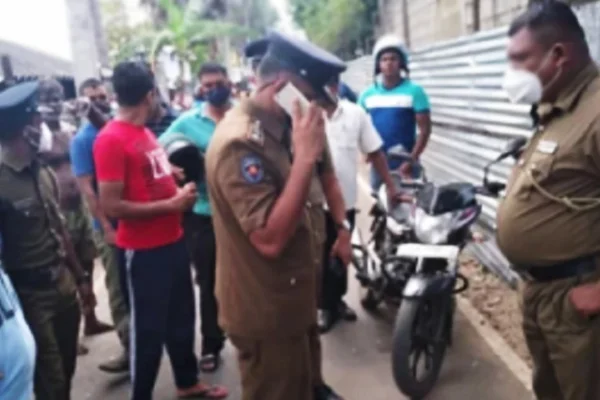 மாணவியை கூப்பிட சென்ற அதிபர், ஆசிரியர் மீது வாள் வெட்டு ; தமிழர் பகுதியில் சம்பவம்