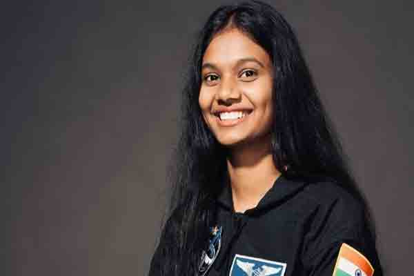 விண்வெளிக்கு தயாராகும் 23 வயதான பெண்