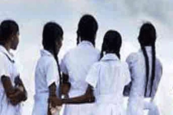 போதையில் தள்ளாடிய ஐந்து மாணவிகள்