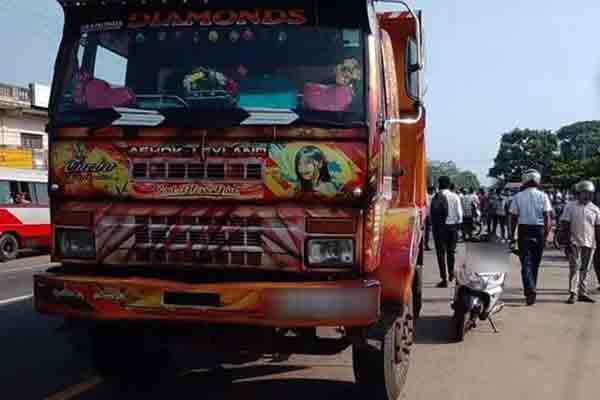 கிளிநொச்சியில் 29 வயது யுவதியின் உயிரை பறித்த டிப்பர்!! கொதித்தெழுந்த பிரதேசவாசிகள்- (வீடியோ)