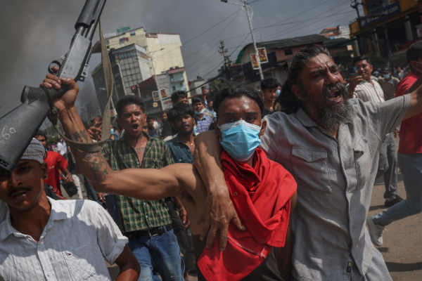 நேபாளத்தில் வன்முறை ;முன்னாள் பிரதமரின் மனைவி உயிருடன் எரித்துக் கொலை !