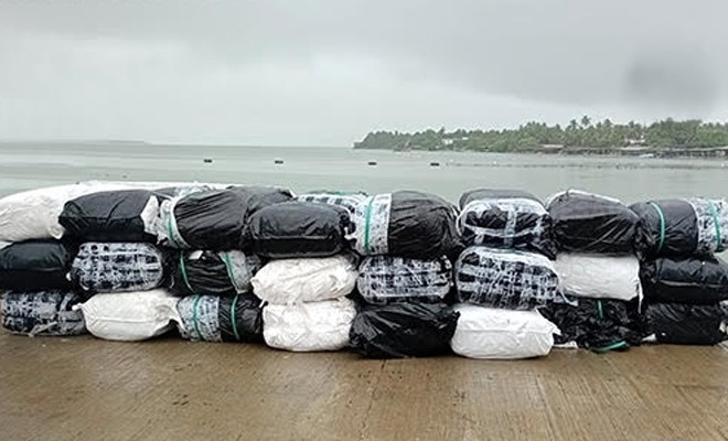 கல்பிட்டி கடற்கரையில் கடலுக்குள் சட்டவிரோதமாக கடத்தப்பட்ட 1416 கிலோ பீடி இலைகளை கடற்படையினர் கைப்பற்றினர்