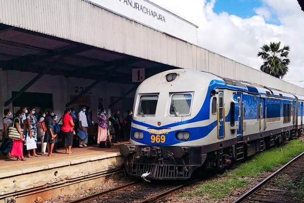 திடீரென தீப்பற்றி எரிந்த ரயில் என்ஜின் ; அதிகாலையில் சம்பவம்