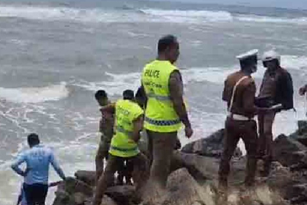 கொழும்புத் துறைமுகத்திற்குள் அழுகிய நிலையில் மீட்கப்பட்ட சடலத்தால் பரபரப்பு