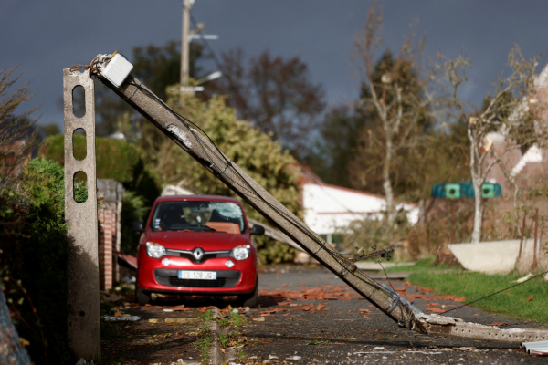 பிரான்ஸில் பெரும் அழிவை ஏற்படுத்திய சூறாவளி