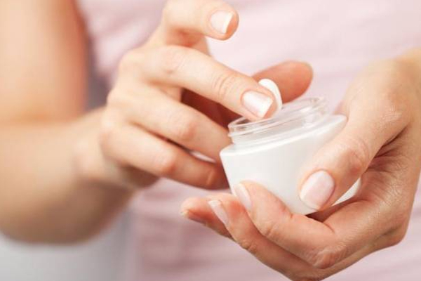 சட்டவிரோதமாக மஞ்சள் மற்றும் வெண்மையாக்கும் கிரீம்களுடன் ஒருவர் கைது