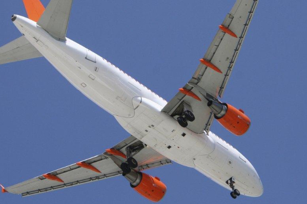 புறப்பட்ட சில வினாடிகளில் கடலில் பாய்ந்த விமானம் ; மரணத்தின் விழிம்புக்கு சென்ற பயணிகள்!