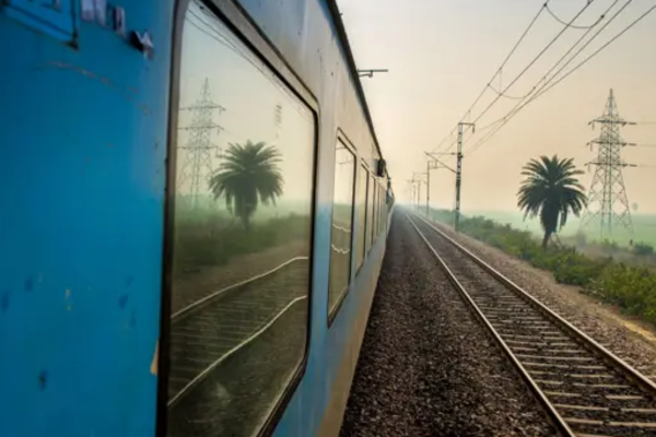 ஓடும் ரயிலில் இளம்பெண் மீது பலாத்கார முயற்சி ; சமூக ஊடகங்களில் வைரலாகும் வீடியோ