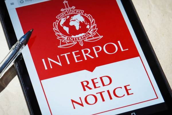 வெளிநாடுகளில் பதுங்கியுள்ள பாதாளக் குழுவினருக்கு வலை! 82 பேருக்கு சிவப்பு பிடியாணை