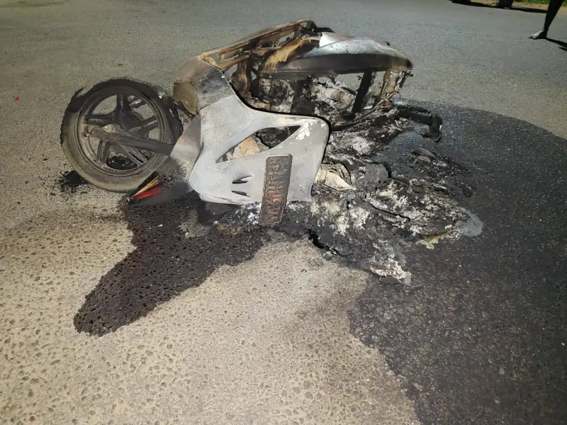 யாழ்.சண்டிலிப்பாயில் வீடு புகுந்து வன்முறை- யட்டியாந்தோட்டை  இளைஞன்கைக்குண்டு, வாளுடன் கைது