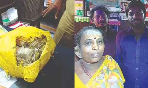 “சாலையில் கேட்பாரற்று கிடந்த ரூ.17½ லட்சம்- போலீசிடம் ஒப்படைத்த பிளஸ்-2 மாணவிக்கு குவியும் பாராட்டு