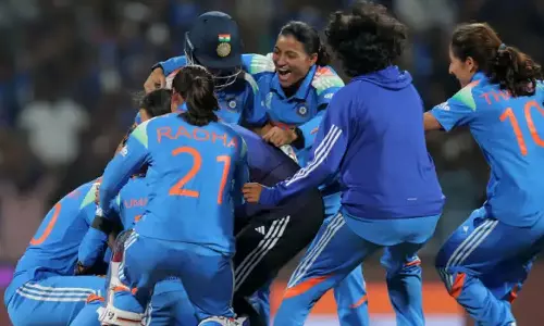 மகளிர் உலக கோப்பை: ஆஸ்திரேலியாவை வீழ்த்தி இறுதிப்போட்டிக்கு முன்னேறிய இந்தியா