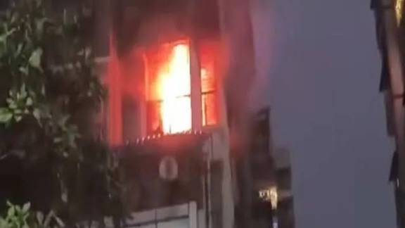 கொழும்பில் அடுக்குமாடி குடியிருப்பில் பரபரப்பு – தீ விபத்தில் சிக்கியவர்களை மீட்க போராட்டம்