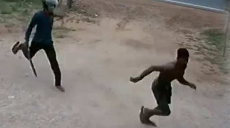 யாழ்.சாவகச்சேரியில் பொலிஸாரை பொலிஸாரை வாளுடன் துரத்திய நபர் கைது