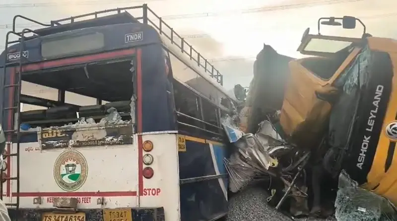 தெலங்கானாவில் பஸ் மீது டிப்பர் லொறி மோதி பயங்கர விபத்து; 20 பேர் உயிரிழப்பு