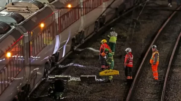 பிரிட்டன்: ரயிலில் கத்திக்குத்து தாக்குதல் 9 பேர் கவலைக்கிடம்