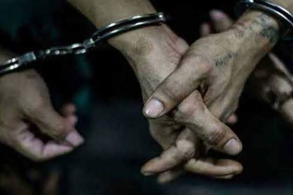 கிளிநொச்சியில் பொலிஸார் மீது தாக்குதல் – பெண்கள் உட்பட 10 பேர் கைது!