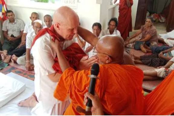 இங்கிலாந்தைச் சேர்ந்த நபர் இலங்கையில் புத்த பிக்குவாக இணைந்த அதிசயம்