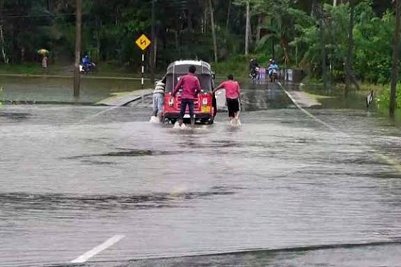 “வீதிகள் வெள்ளத்தில் மூழ்கின – மக்கள் எச்சரிக்கை!”